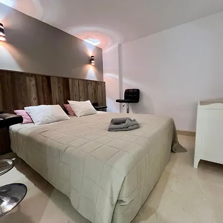 Santa Maria Village, Elviria, * Μαρμπέλλα