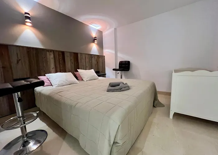 Santa Maria Village, Elviria, * Marbella